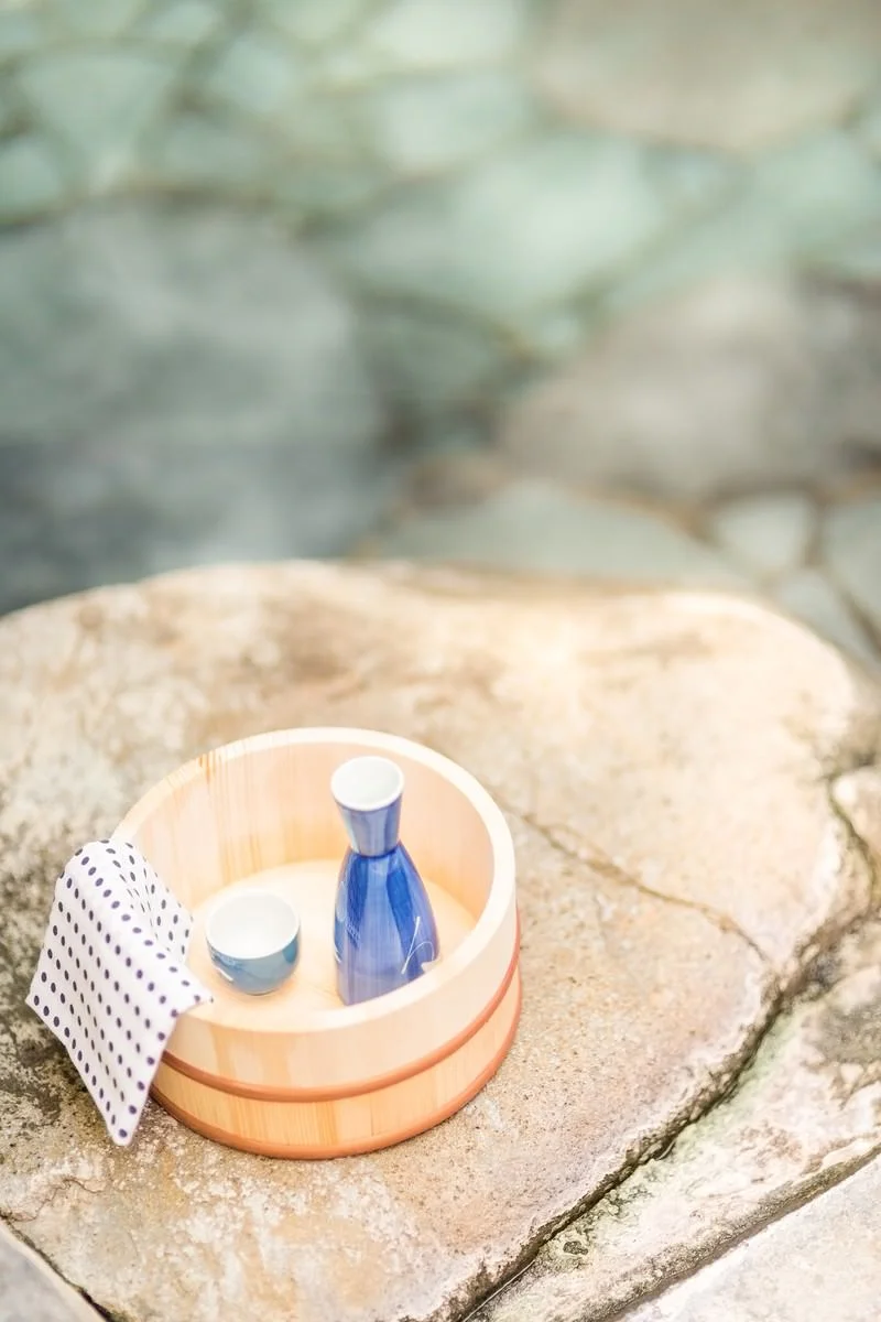 温泉桶と日本酒