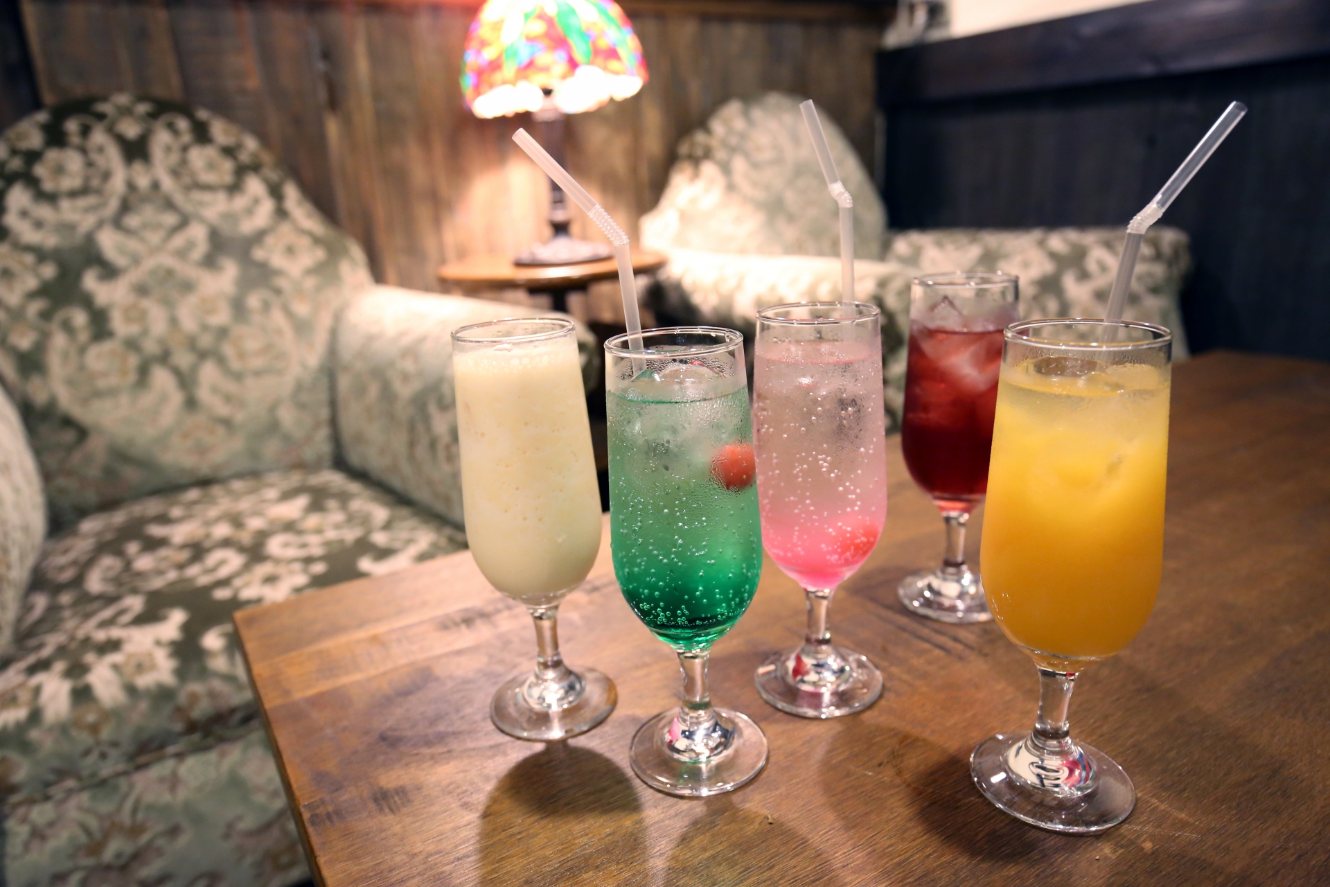 たくさんのジュースが映った店内イメージ