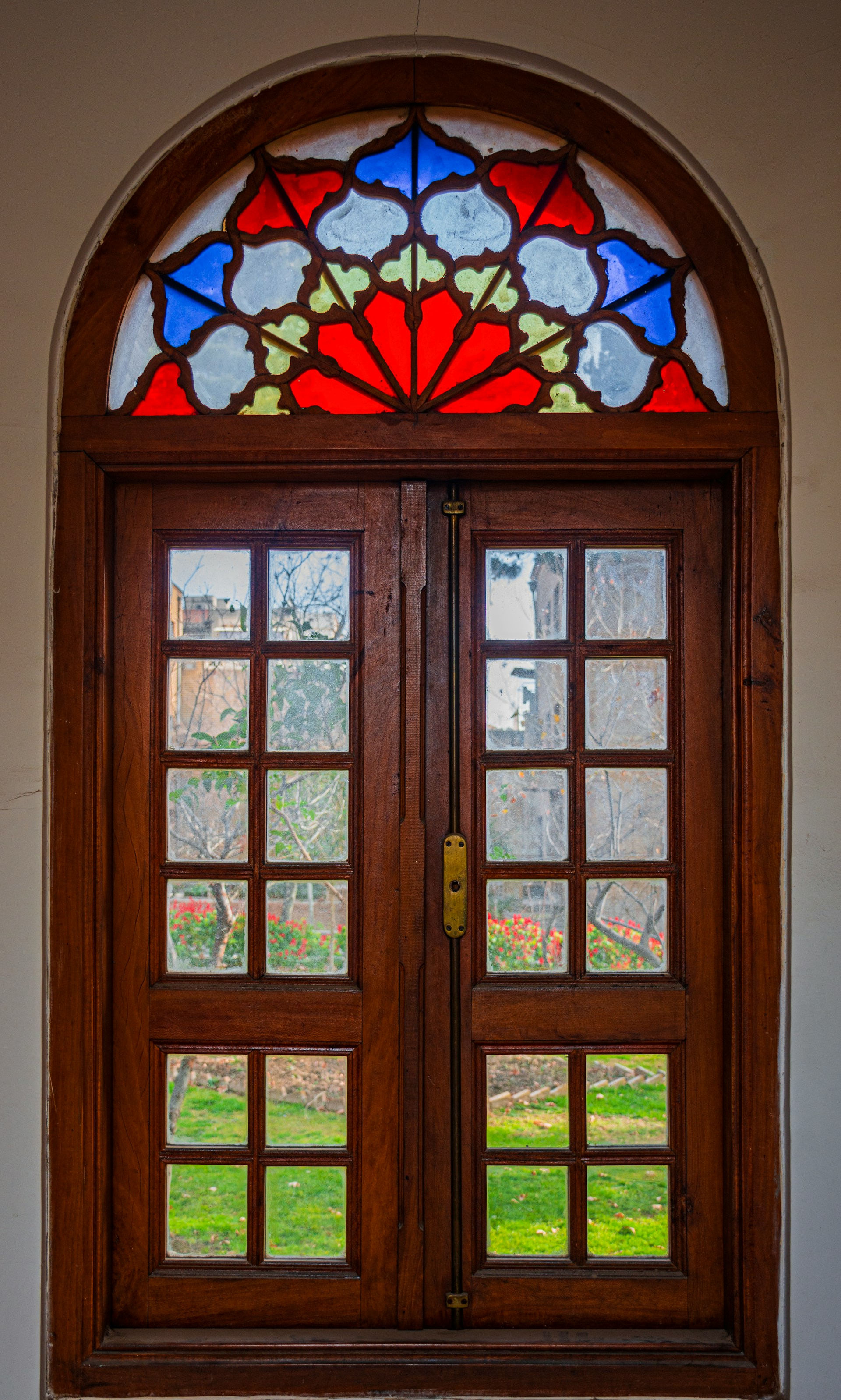 ステンドグラスがあしらわれた店舗のドア