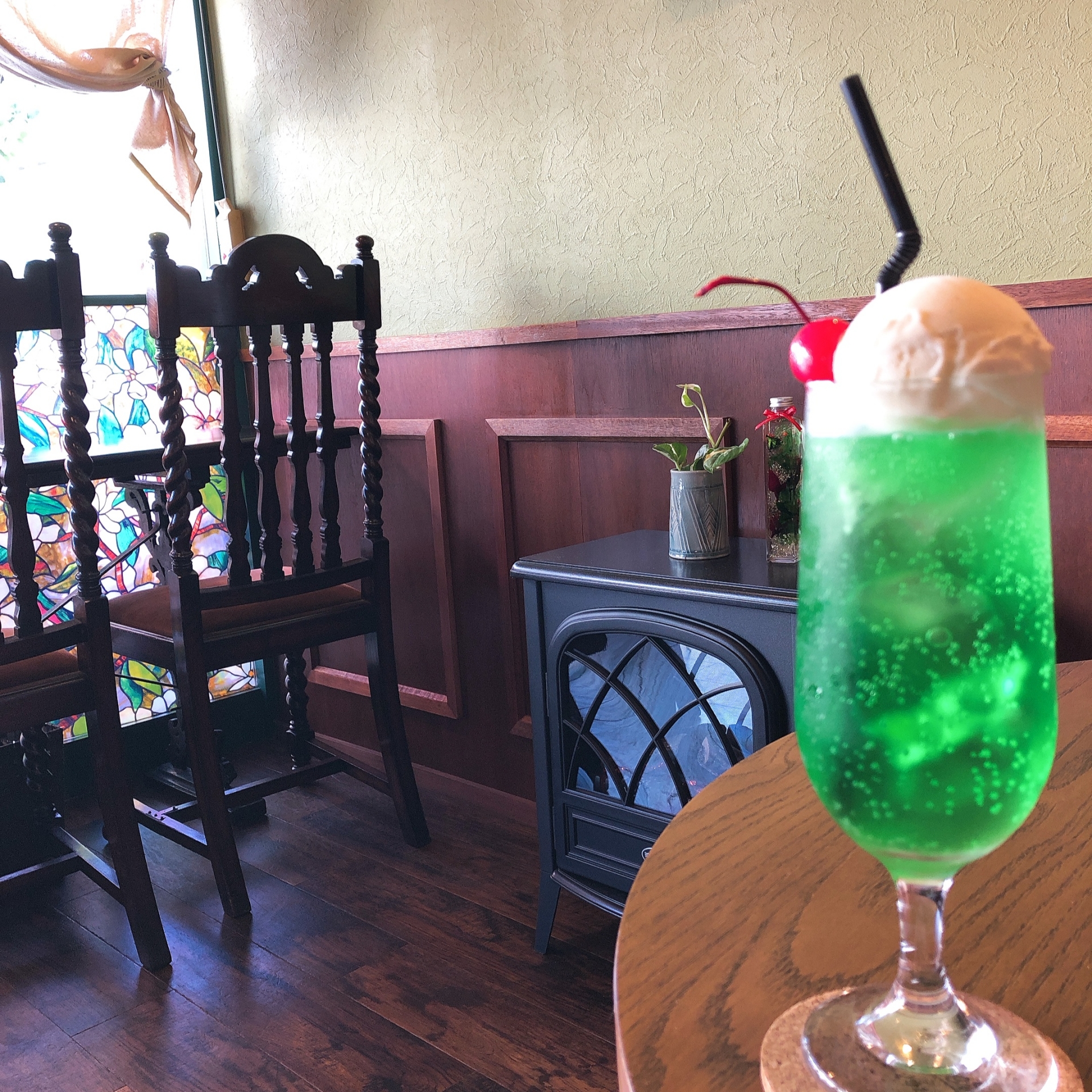 クリームソーダと店内の写真